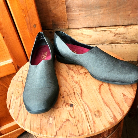 MUNRO TRAVELER GREY/ BLACK STRETCH FABRIC SLIP ON SHOES- WOMENS SIZE 9.5 - Picture 2 of 8